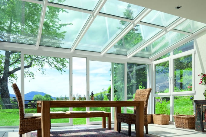 veranda con vetrate su pareti e soffitto