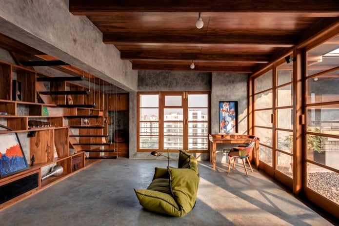 veranda in legno con finestre a grandi vetrate
