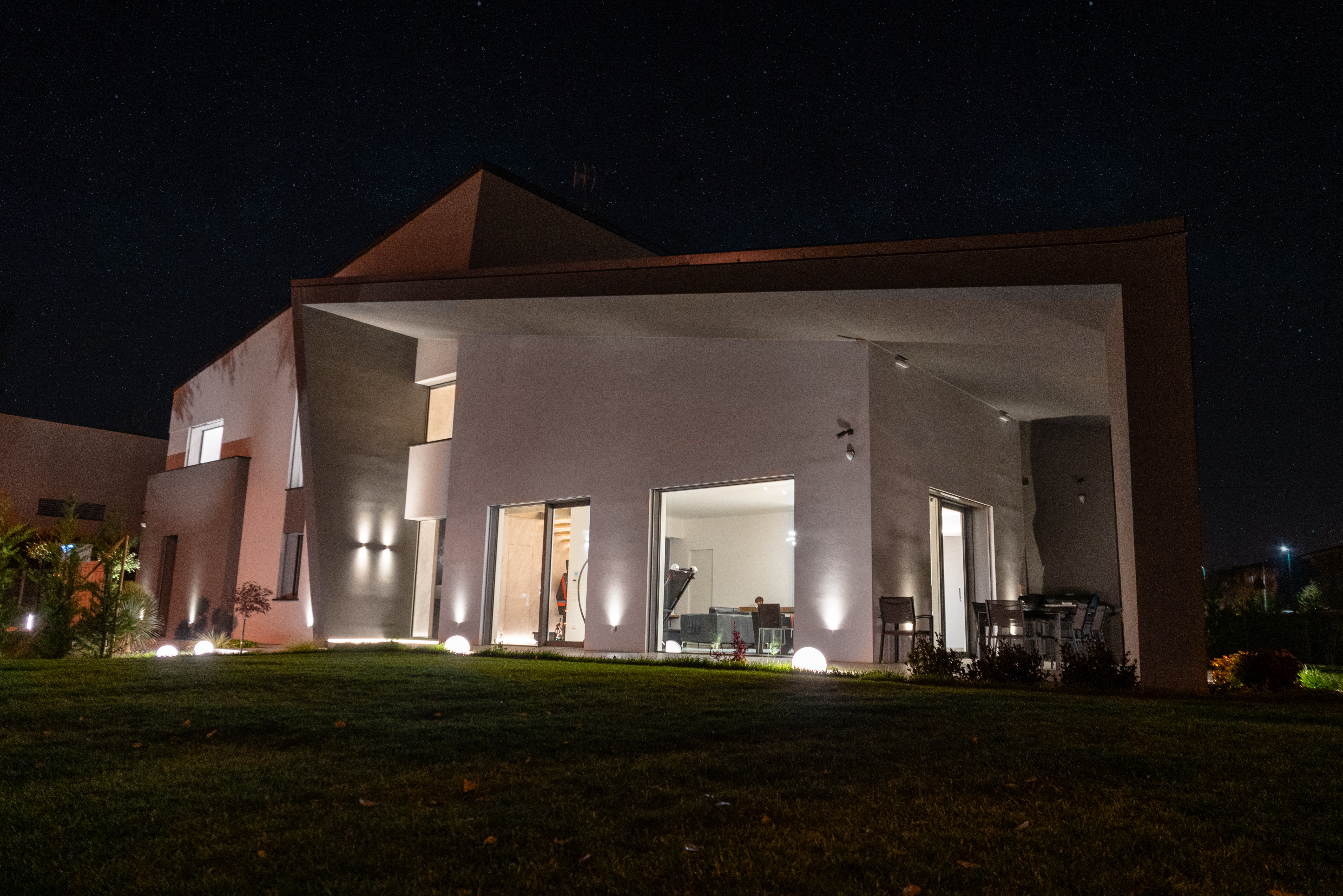 Modern airy villa8-1