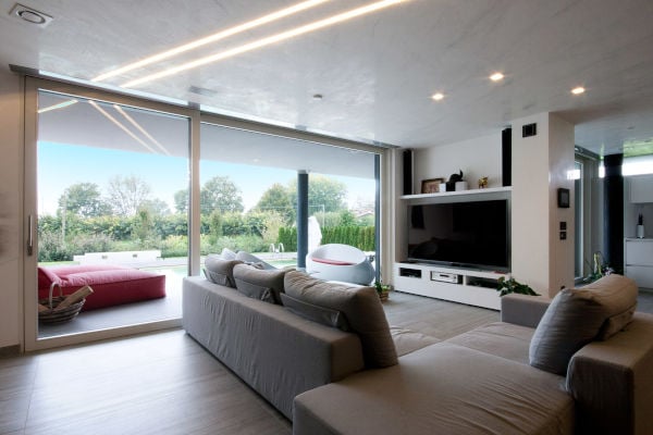 arredare-soggiorno-con-tante-finestre-esempio-3-interno