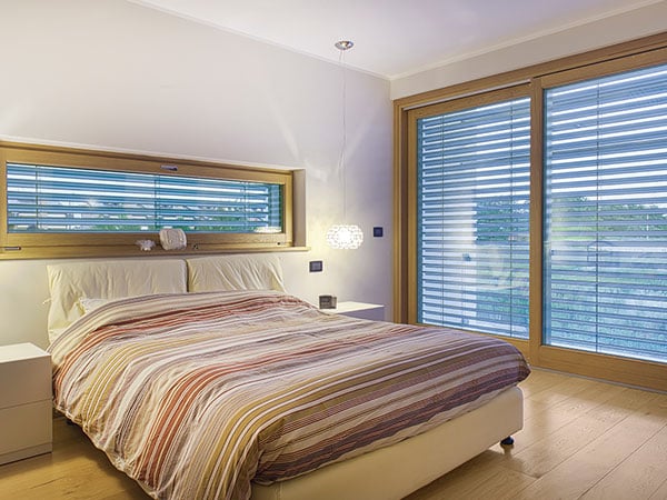 camera-da-letto-finestre-in-alluminio-legno