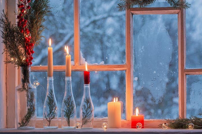 candele come decorazione vetri natale